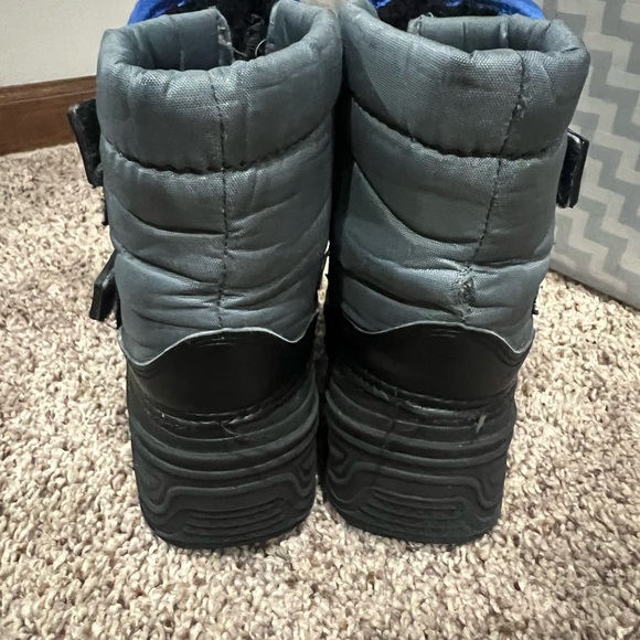 Toddler size 9 snow boots - Picture 5 of 8
